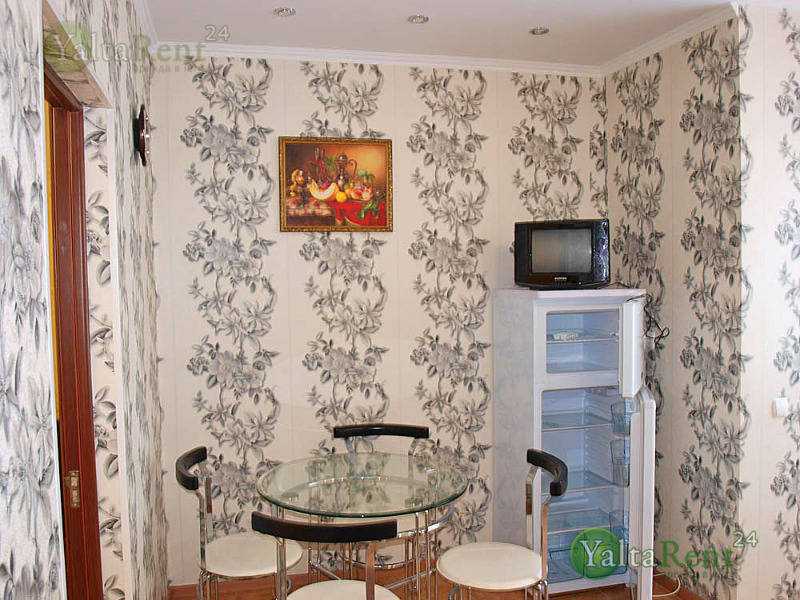 Фото: Двухкомнатная квартира в районе Пушкинской аллеи в Ялте
