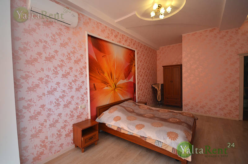 Фото: Ялта. Четырехкомнатные апартаменты с двориком в гостевом доме возле набережной и Приморского парка
