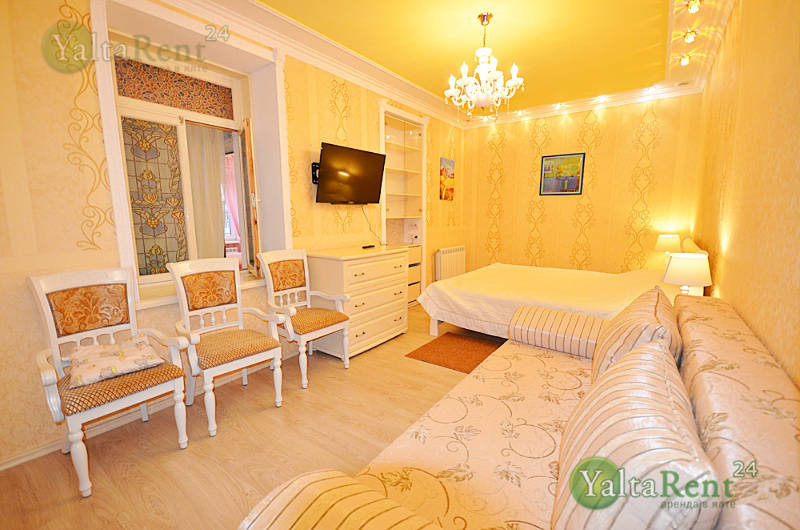 Фото: Ялта. Трехкомнатные апартаменты в гостевом доме с двориком в районе Приморского парка (9) 
