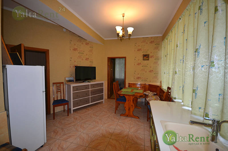 Фото: Ялта. Двухкомнатные апартаменты в гостевом доме с индивидуальным двориком в районе Приморского парка (4-а)