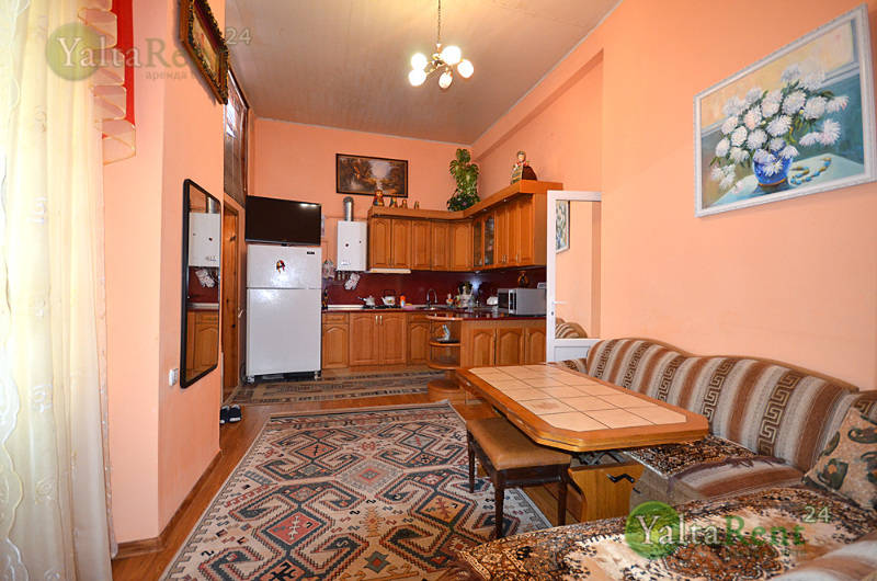 Фото: Небольшая трехкомнатная квартира на набережной в Крыму, Ялте