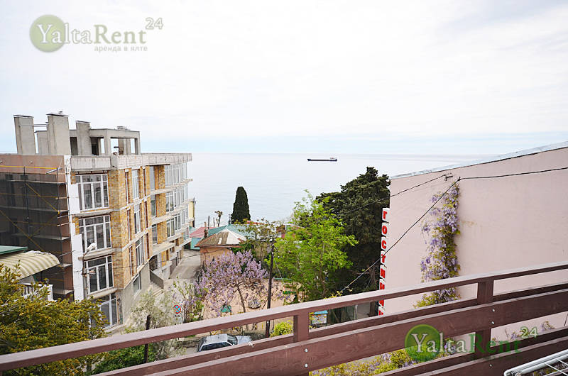 Фото: Двухкомнатные апартаменты с видом на море в гостевом доме  в районе Массандровского пляжа
