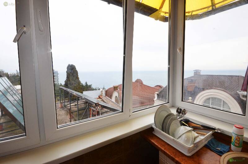 Фото: Ялта. Двухкомнатные апартаменты в гостевом доме с видом на море возле Массандровского пляжа