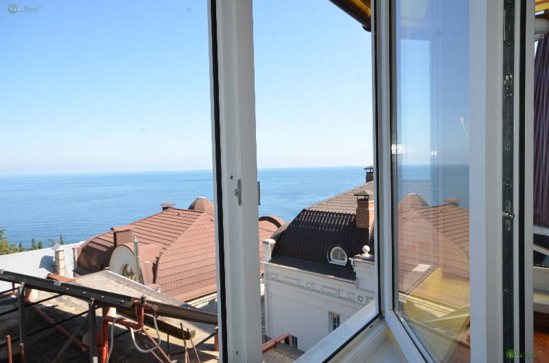 Фото: Ялта. Двухкомнатные апартаменты в гостевом доме с видом на море возле Массандровского пляжа