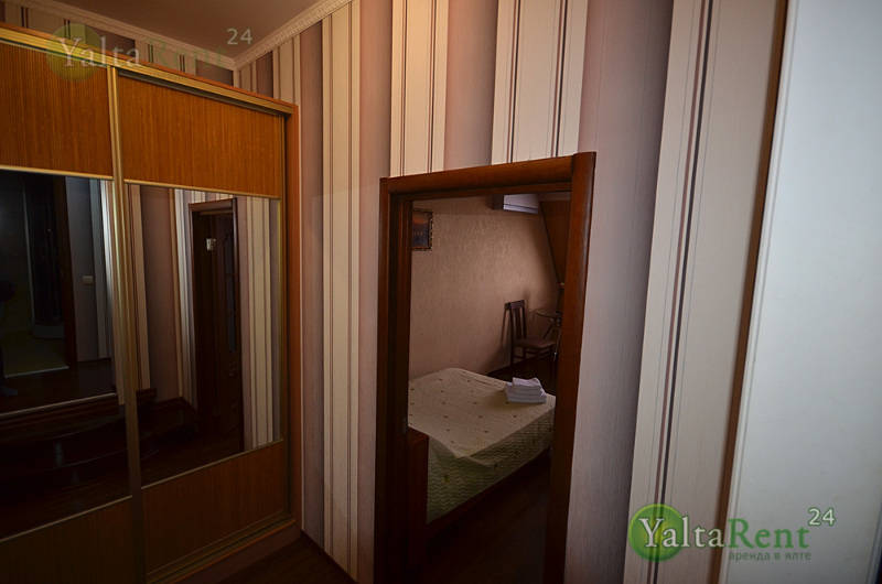 Фото: Двухкомнатные апартаменты в гостевом доме на набережной с видом на море в Ялте (13)