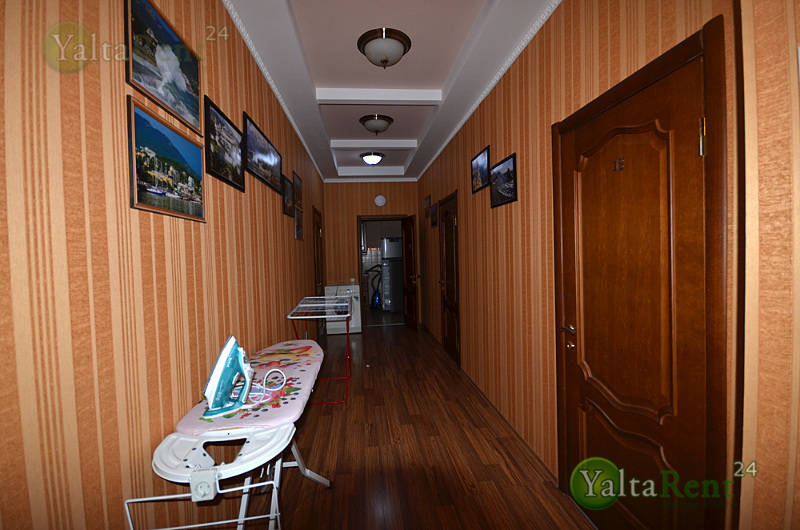 Фото: Двухкомнатные апартаменты в гостевом доме на набережной с видом на море в Ялте (13)