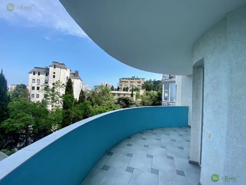 Фото: Двухкомнатные апартаменты с видом на море возле набережной. Район Приморского парка и гостиницы "Ореанда"