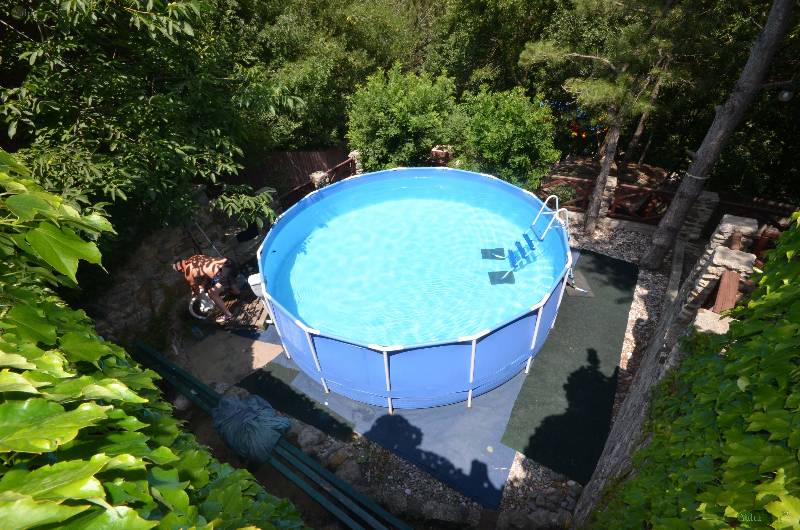Фото: Домик с бассейном, парковкой возле леса, район зоопарка, пригород Ялты