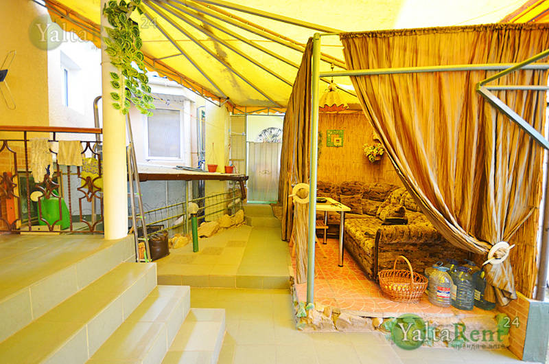 Фото: Двухкомнатная квартира с двориком и мангалом в Ялте