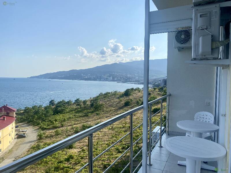 Фото: Четырехкомнатные Апартаменты с видом на море возле гостиницы «Ялта-интурист»
