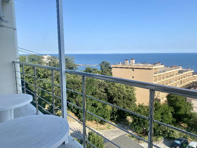 Фото: Четырехкомнатные Апартаменты с видом на море возле гостиницы «Ялта-интурист»