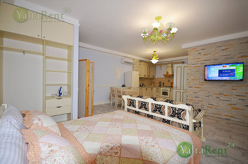 Фото: Двухкомнатные частные апартаменты в Ялте в гостевом доме возле набережной с видовой террасой