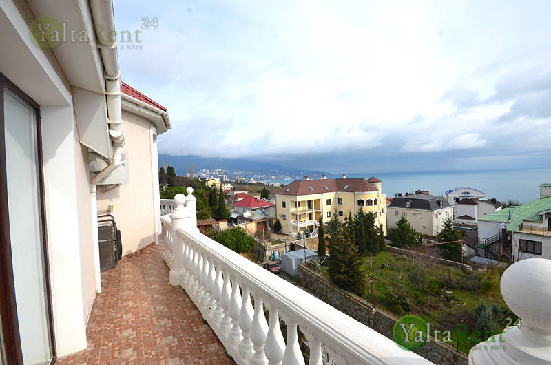 Фото: Дом в Ливадии с бассейном и видом на море