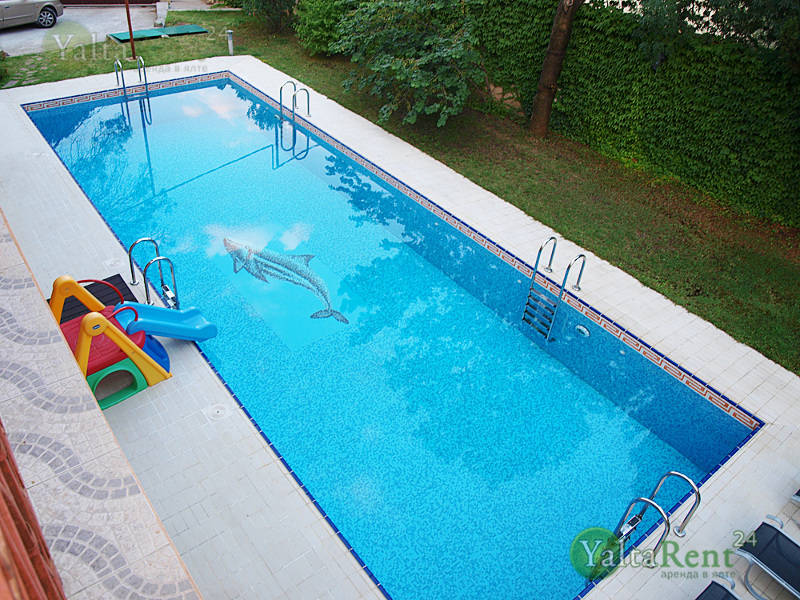 Фото: Дом в пригороде Ялты с бассейном для большой компании