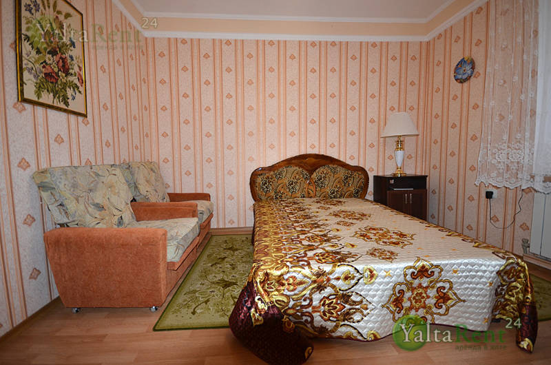 Фото: Двухкомнатная квартира в Ялте с террасой в частном гостевом доме возле набережной. Район Приморского парка и гостиницы "Ореанда"