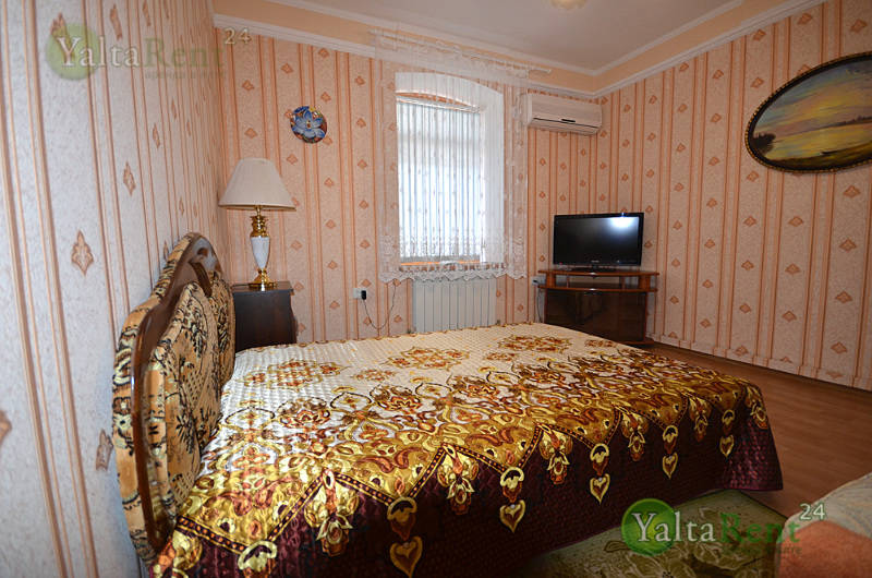 Фото: Двухкомнатная квартира в Ялте с террасой в частном гостевом доме возле набережной. Район Приморского парка и гостиницы "Ореанда"