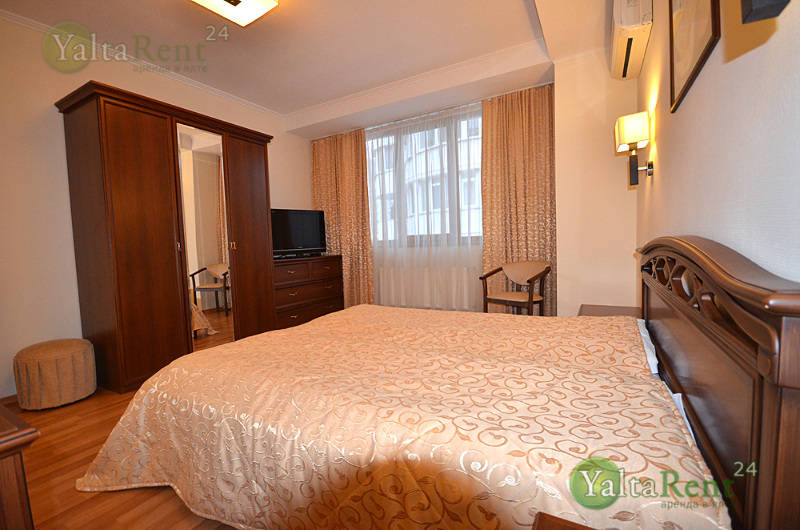Фото: Двухкомнатная квартира в районе набережной, гостиницы "Ореанда" и Приморского парка
