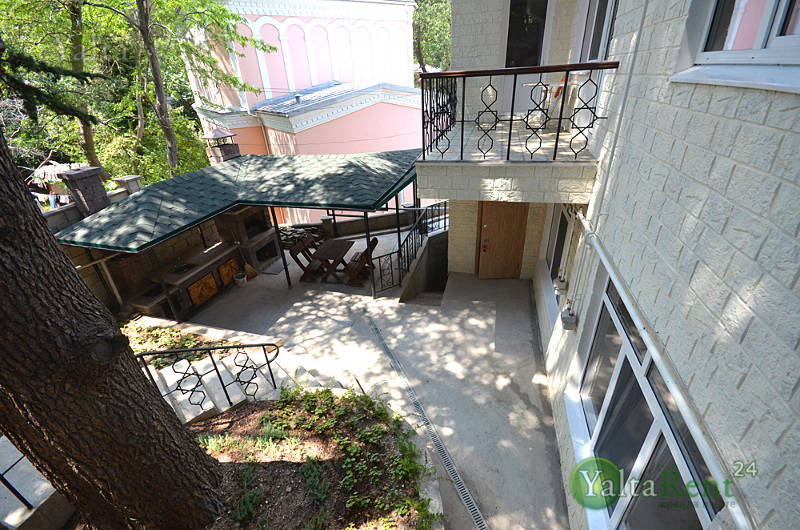 Фото: Трехкомнатная квартира-этаж дома в Ялте с двором (без парковки) в районе Приморского парка