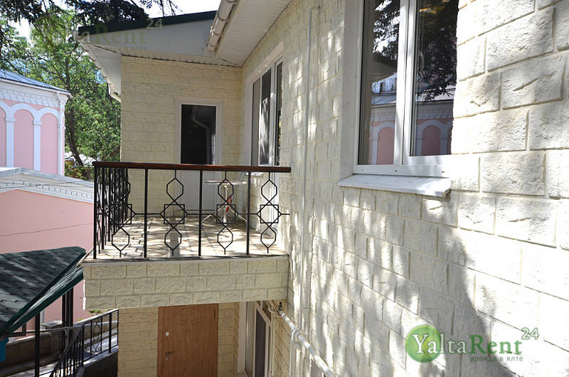 Фото: Двухэтажный дом с двором и мангалом (без парковки) в районе Приморского парка в Ялте
