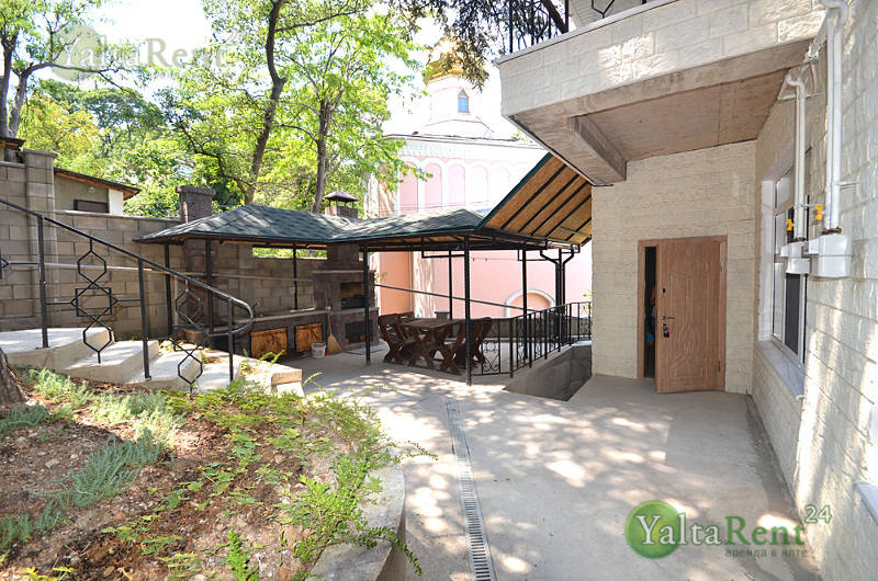 Фото: Двухэтажный дом с двором и мангалом (без парковки) в районе Приморского парка в Ялте