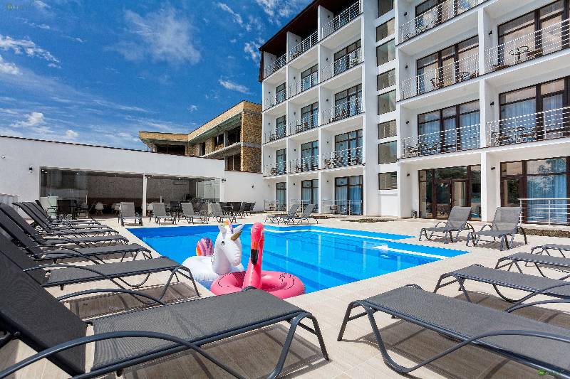 Фото: Ялта. Номер "Люкс" в отеле с видом на море и бассейном в Массандровском парке