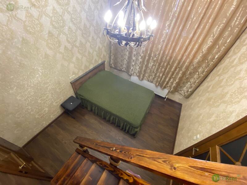 Фото: Двухкомнатный номер в Ялте с террасой в гостевом доме, возле набережной. Район Приморского парка