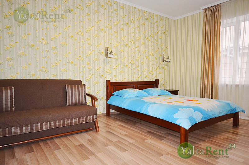 Фото: Трехкомнатные апартаменты в гостевом доме  с видовой террасой в Ялте возле набережной
