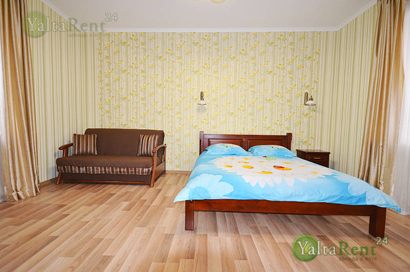 Фото: Трехкомнатные апартаменты в гостевом доме  с видовой террасой в Ялте возле набережной