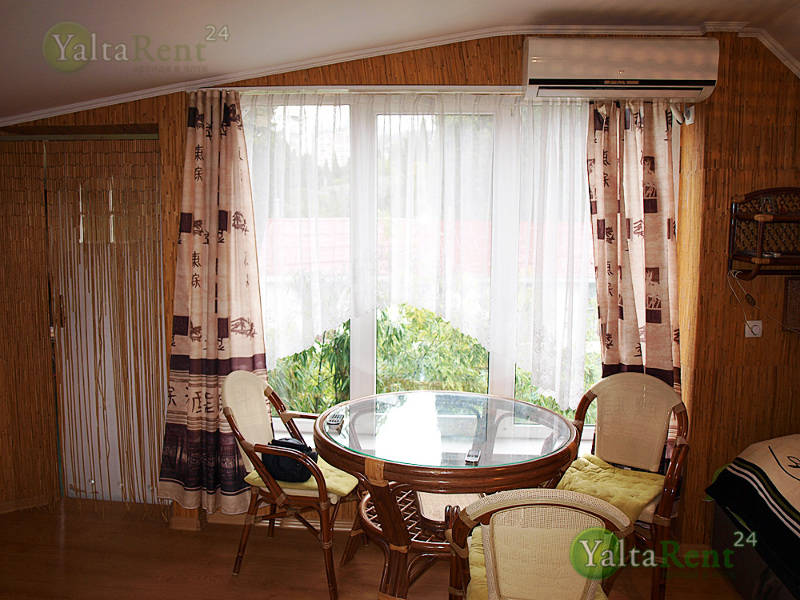 Фото: Двухкомнатная квартира в Ялте возле набережной с террасой, в гостевом доме
