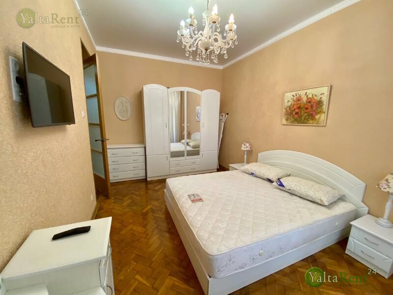 Фото: Двухкомнатная квартира в Ялте на Пушкинской аллее,  возле набережной и гостиницы "Ореанда"