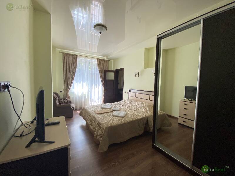 Фото: Апартаменты (трехкомнатные) с террасой в гостевом доме-мини отеле. Район Приморского парка и гостиницы "Ореанда"