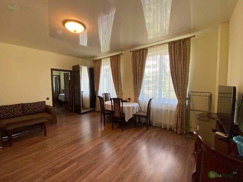 Фото: Апартаменты (трехкомнатные) с террасой в гостевом доме-мини отеле. Район Приморского парка и гостиницы "Ореанда"